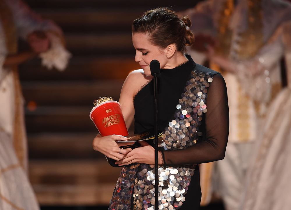 emma_watson_2017_may_7th_mtv_movie_tv_awards_19.jpg