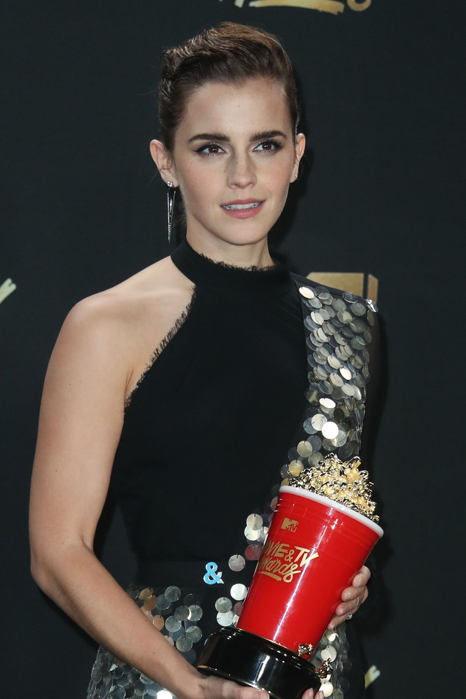 emma_watson_2017_may_7th_mtv_movie_tv_awards_233.jpg