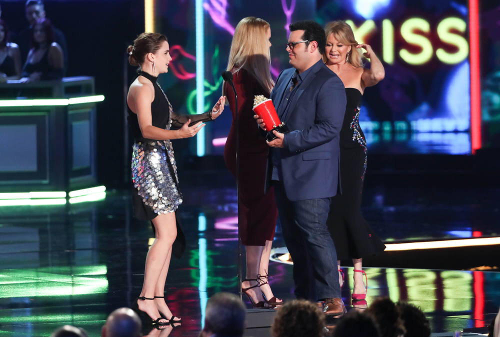 emma_watson_2017_may_7th_mtv_movie_tv_awards_89.jpg