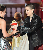 emma_watson_2017_may_7th_mtv_movie_tv_awards_488.jpg