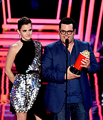emma_watson_2017_may_7th_mtv_movie_tv_awards_507.jpg