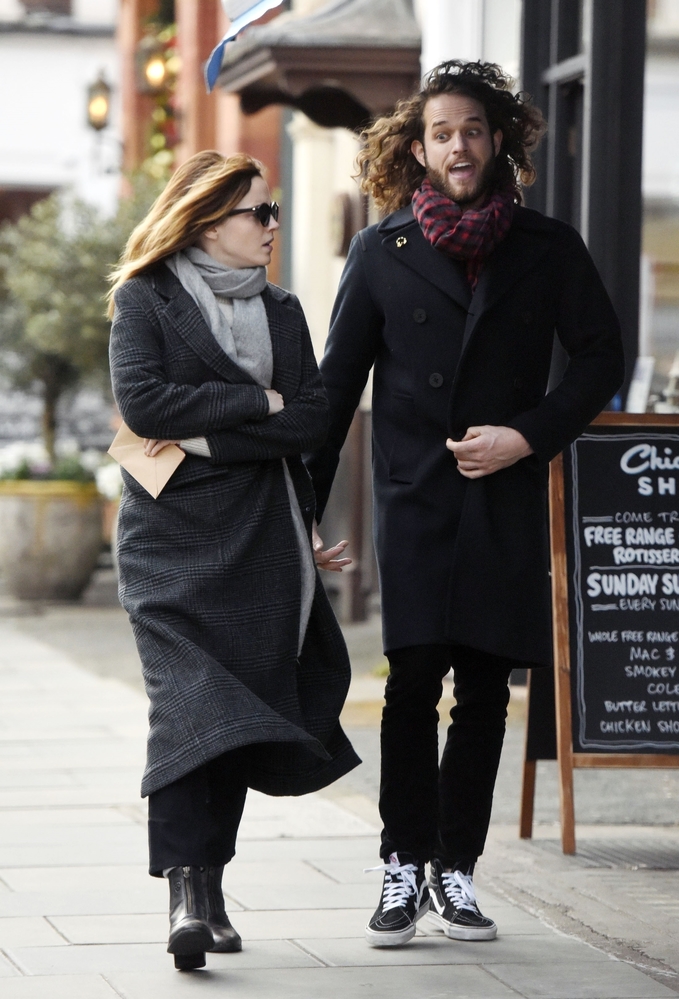 EEW_2019candid_dec18_out_for_lunch_in_london_013.jpg