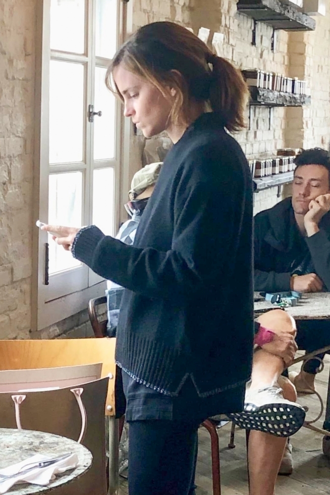 EEW_2019candid_out_for_coffee_in_venice_ca_004.jpg