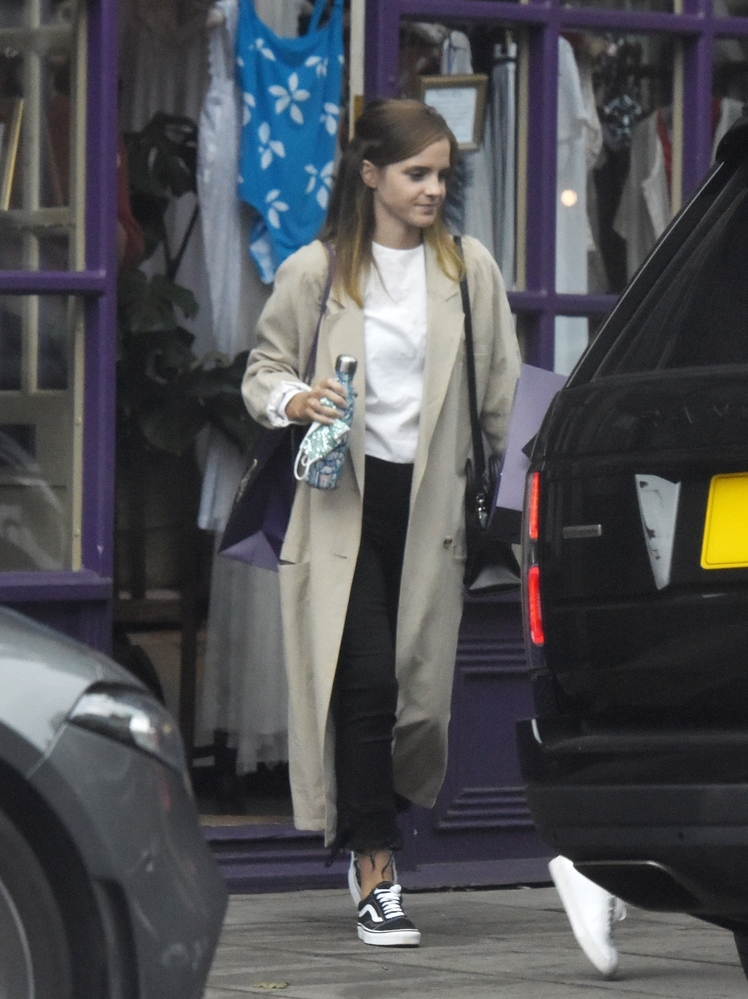 EEW_2020candid_july9_shops_at_tallulah_lingerie_in_london_005.jpg
