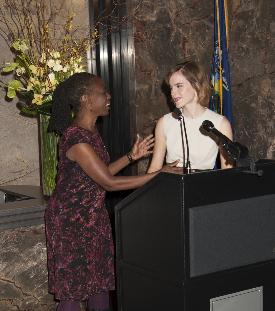 emma_watson_2016_lights_the_empire_state_building_iwd_in_nyc_11.jpg