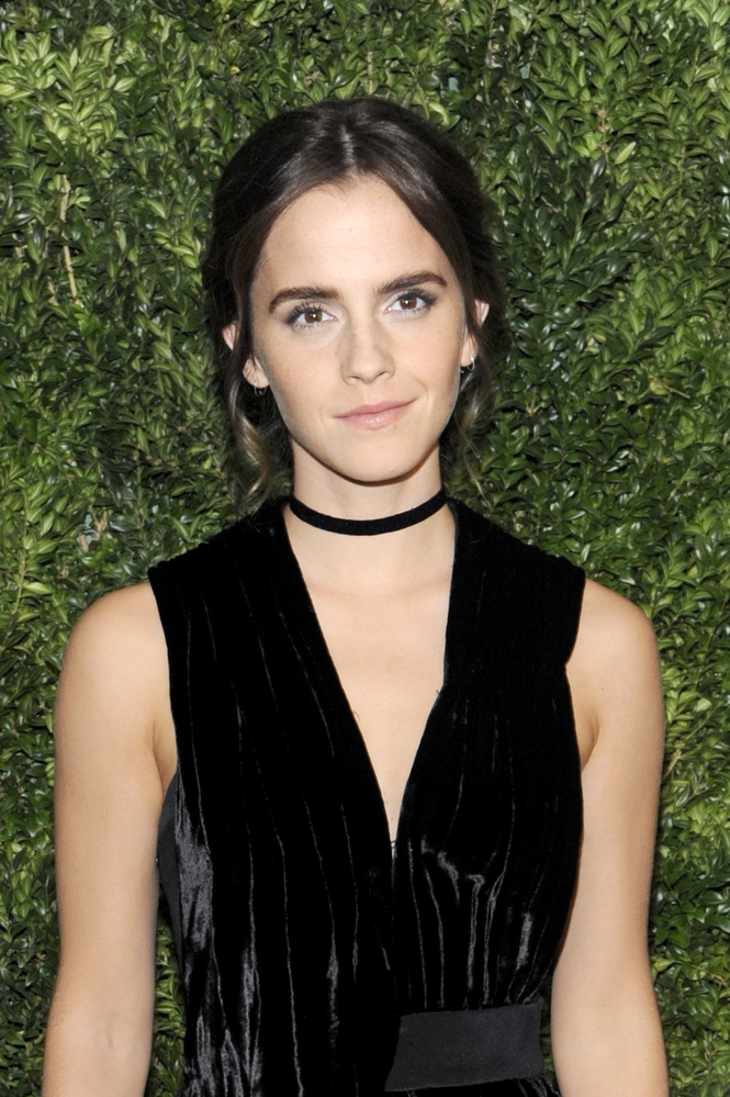 emma_watson_2016_nov_moma_film_benefit_tribute_to_tom_hanks_07.jpg