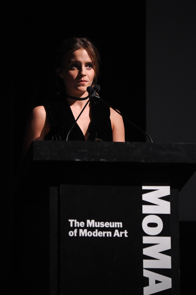 emma_watson_2016_nov_moma_film_benefit_tribute_to_tom_hanks_18.jpg