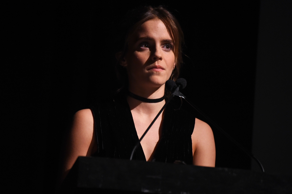 emma_watson_2016_nov_moma_film_benefit_tribute_to_tom_hanks_24.jpg
