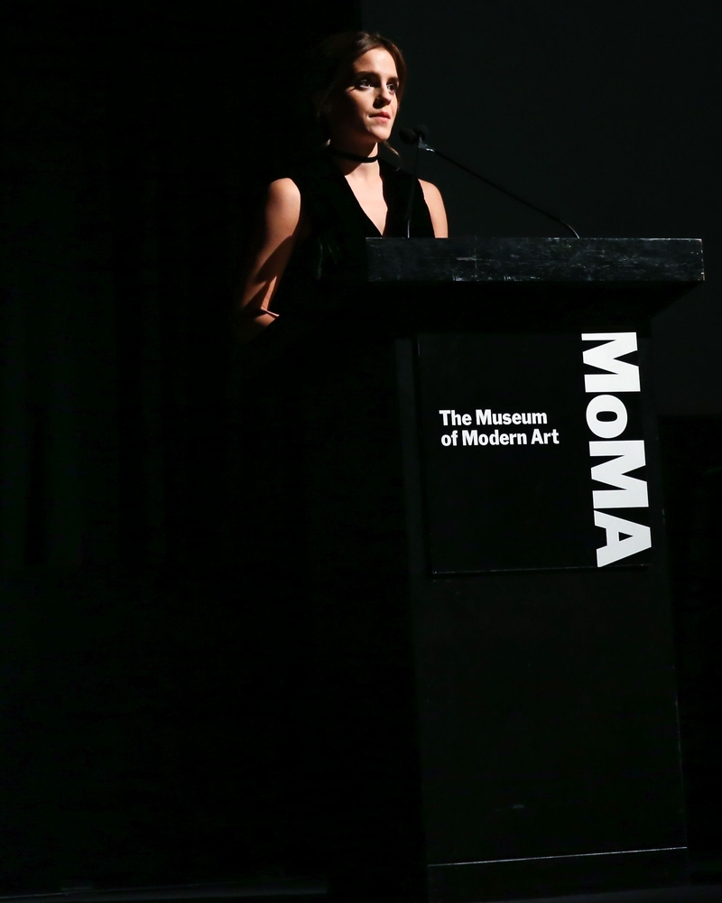 emma_watson_2016_nov_moma_film_benefit_tribute_to_tom_hanks_25.jpg
