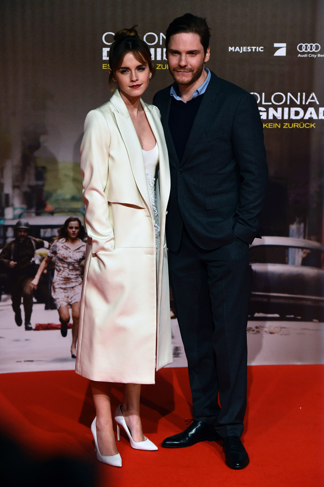 emma_watson_colonia_berlin_premiere_15.jpg