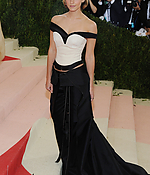 emma_watson_2016_met_costume_institute_gala_38.jpg